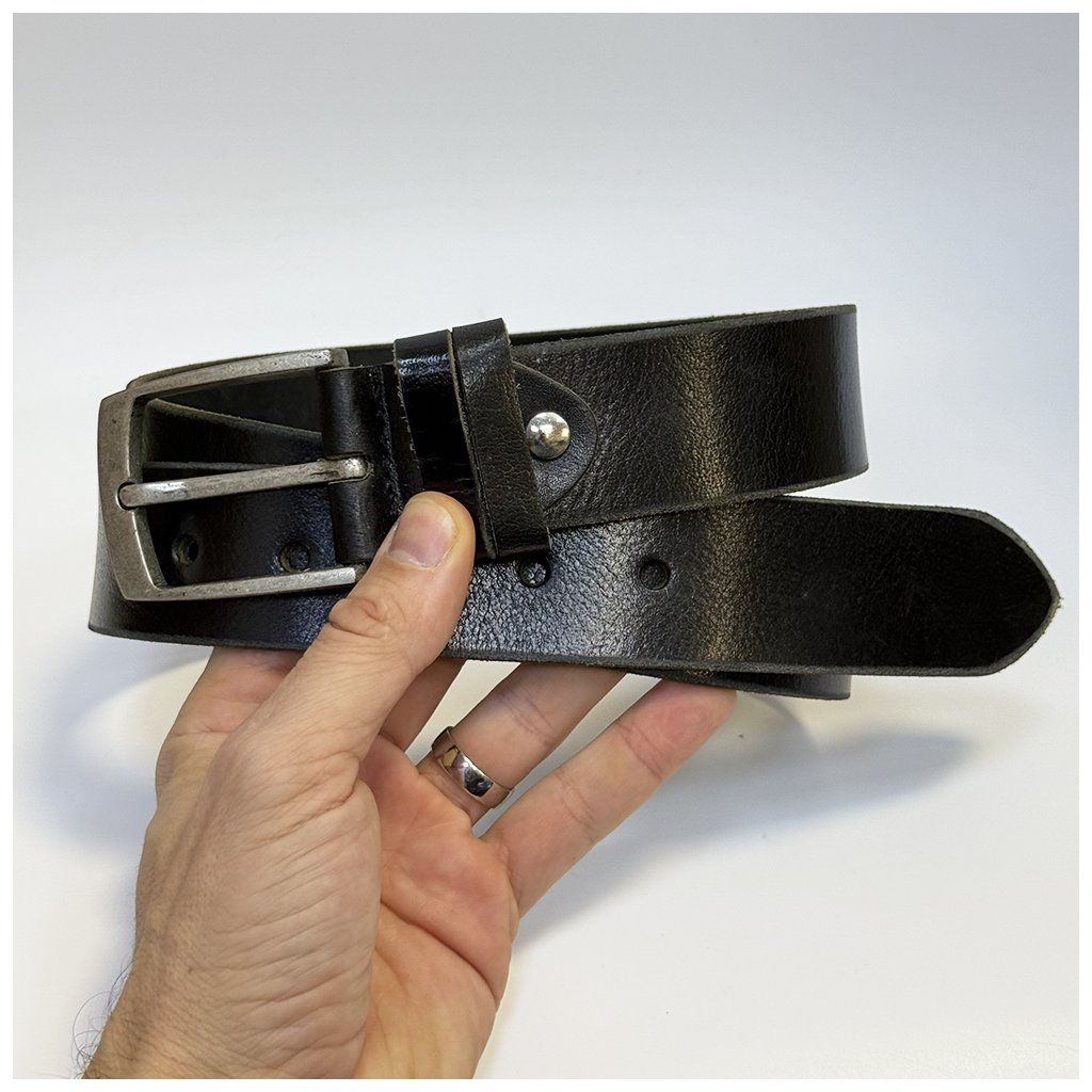 Černý kožený pásek s monogramem