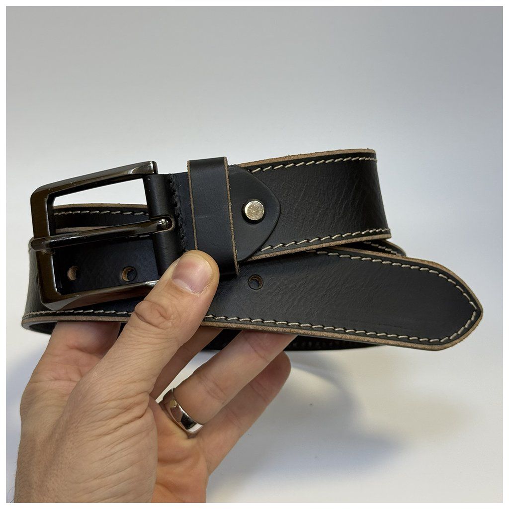 Černý kožený pásek s ražbou monogramu