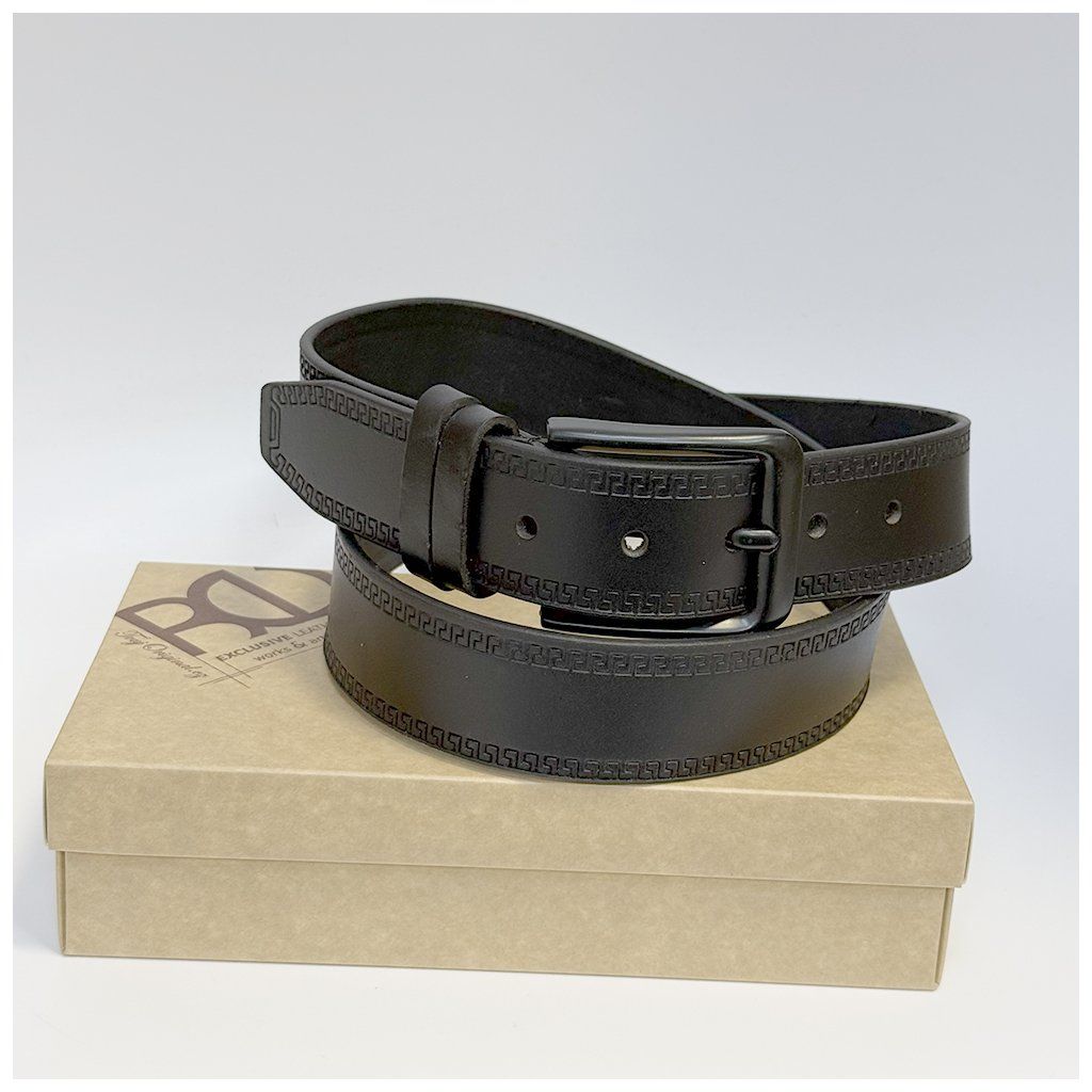 Černý kožený pásek s ražbou vlastního monogramu