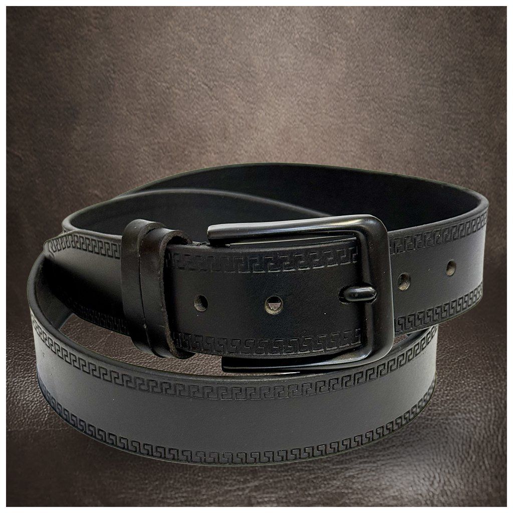 Černý kožený pásek s ražbou vlastního monogramu